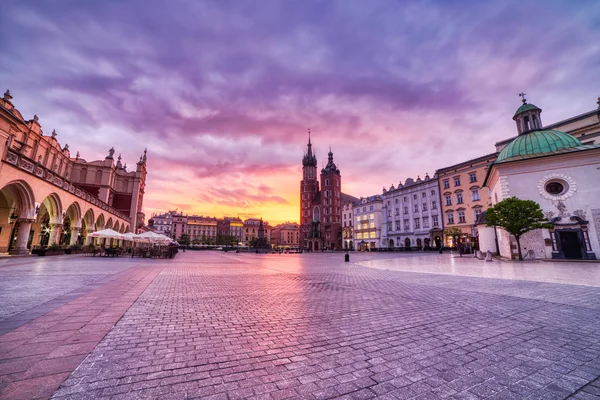 Basílica de Santa María en la plaza principal de Cracovia al amanecer, Cracovia — Foto de Stock