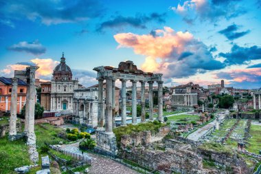 Romanum Forumu Parlak Bulutlarla Renkli Günbatımından Aydınlandı, Roma, İtalya 