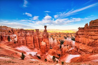 Güneşli bir günde Bryce Canyon Ulusal Parkı 'nda Thors Hammer, Utah, ABD
