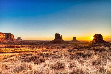 Navajo Ulusal Parkı 'ndaki Anıt Vadisi Sunrise, Utah ve Arizona sınırı, ABD                  