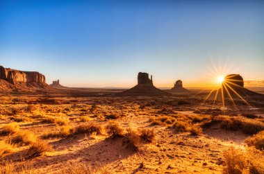 Navajo Ulusal Parkı 'ndaki Anıt Vadisi Sunrise, Utah ve Arizona sınırı, ABD