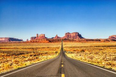 Güneşli bir günde Anıt Vadisi Yolu, Utah ve Arizona sınırı, ABD 