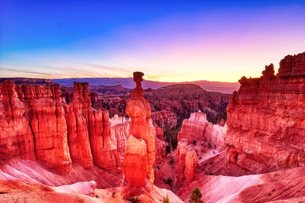 Thors Hammer Bryce Canyon Nemzeti Parkban Egy Színes Alkonyat Idején — Stock Fotó