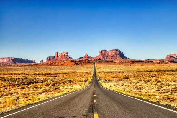 Cesta Monument Valley Během Slunečného Dne Hranice Utahu Arizony Usa — Stock fotografie