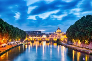 İtalya 'nın başkenti Dusk' ta, Roma 'daki St. Peter Katedrali' nde aydınlatıldı. 