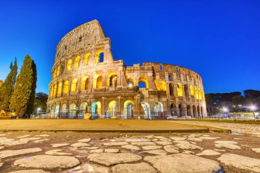 Dusk, Roma, İtalya 'da Aydınlanmış Kolezyum  