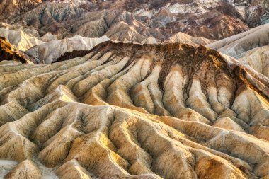 Kaliforniya, Sunset 'teki Ölüm Vadisi Ulusal Parkı' ndaki Zabriskie Point 'ten Çorak Topraklar manzarası