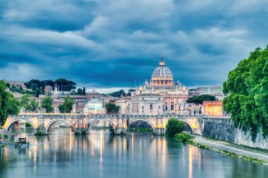 İtalya 'nın başkenti Dusk' ta, Roma 'daki St. Peter Katedrali' nde aydınlatıldı. 
