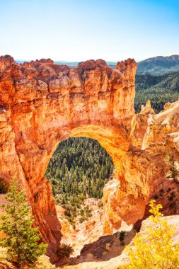 Güneşli bir günde Bryce Canyon Ulusal Parkı 'ndaki Doğal Köprü, Utah, ABD 