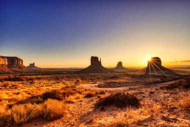 Navajo Ulusal Parkı 'ndaki Anıt Vadisi Sunrise, Utah ve Arizona sınırı, ABD                  