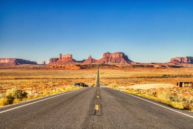 Güneşli bir günde Anıt Vadisi Yolu, Utah ve Arizona sınırı, ABD