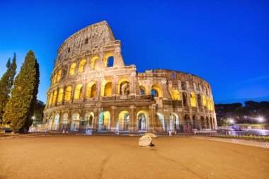 Dusk, Roma, İtalya 'da Aydınlanmış Kolezyum 