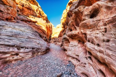 Las Vegas, Nevada, ABD yakınlarındaki Fire State Park 'taki White Domes Yolu' nda Dar Noktalar