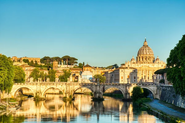 Roma 'da Sunset, İtalya' daki Aziz Peter Katedrali 