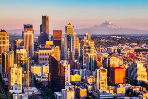 Seattle Aerial Skyline Med Rainier Bakgrunden Vid Solnedgången Washington Usa — Stockfoto