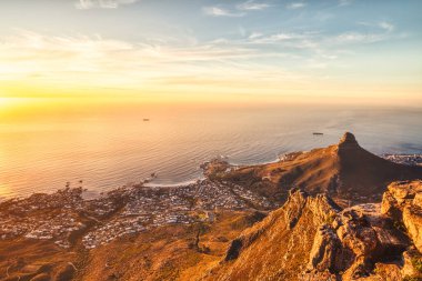 Cape Town Günbatımı Hava Görüntüsü Kamp Koyu 'nun üzerindeki Tablo Dağı, Aslan Kafası ve Güney Afrika' da 12 Havari 