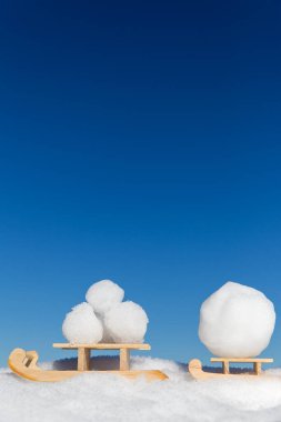 Kış mevsimi için bir sürü kartopu ve konsept tebrik kartı olan iki küçük kızak.