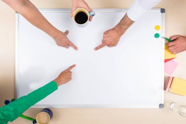 Kopya alanı olan beyaz tahta, orta, üst görünüm ve konsept sektöründe üç kişi