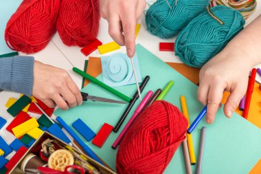 Üç el ve bir sürü el işi malzemesi.