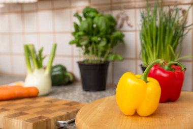 Renkli kırmızı biber ve bitkilerle dolu bir mutfak.