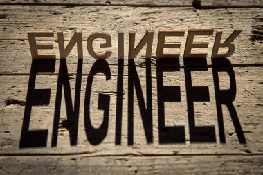 Eski ahşap masa üzerindeki ahşap harfler gölge kelime mühendisliği, klasik tarz.