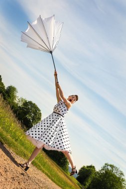 Güzel Pin-up Kız etek ve şemsiye ile yoldan çıkıyor