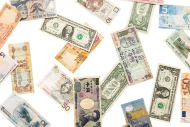 İzole edilmiş beyaz üzerine düşen farklı para birimleri