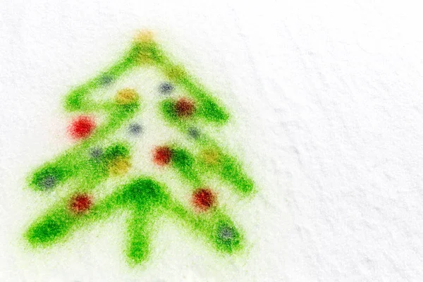 雪の中でエアロゾル缶でスプレーされたカラフルなクリスマスツリー — ストック写真
