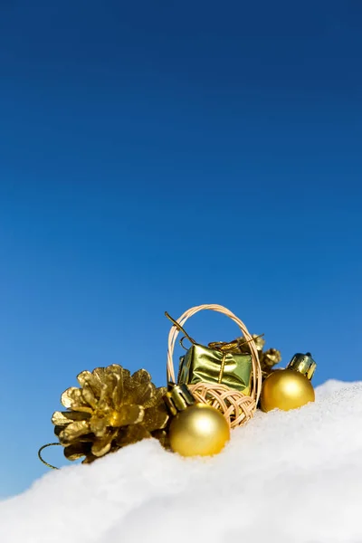 Bolas Navidad Oro Regalo Conos Nieve Cielo Azul Fondo — Foto de Stock
