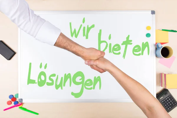 Quadro Branco Com Texto Alemão Para Oferecemos Soluções — Fotografia de Stock