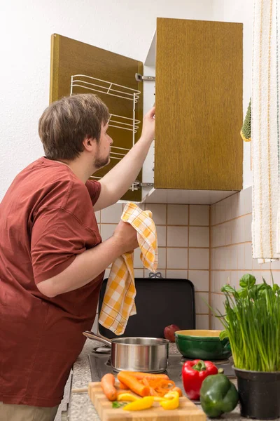 Giovane Uomo Spessore Sta Cucinando Piatto Fresco Sano — Foto Stock