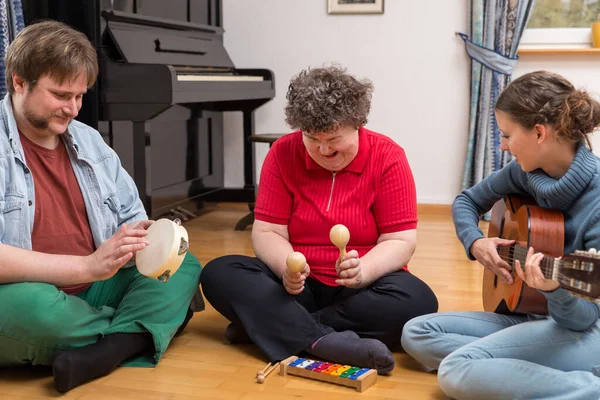 Grup Femeie Dizabilități Mintale Bucură Terapie Muzicală — Fotografie, imagine de stoc