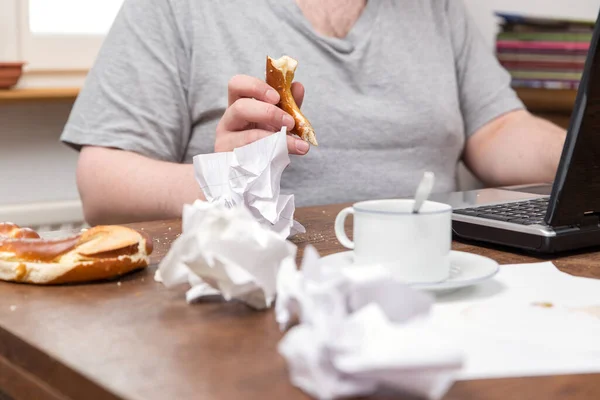 Untidy Desk Thick Man Food His Hands — Stock Photo, Image