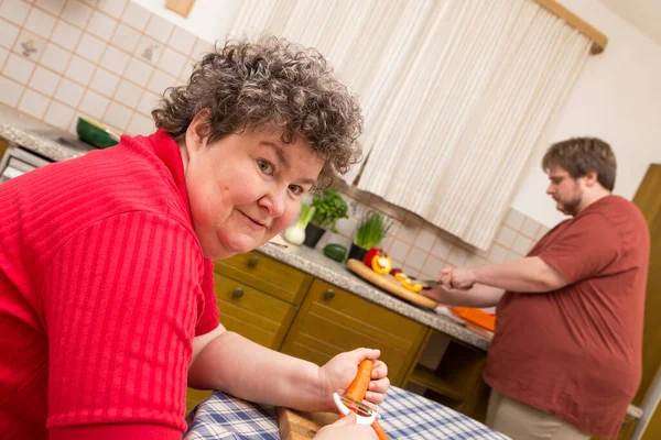 Una Donna Mentalmente Disabile Cucina — Foto Stock