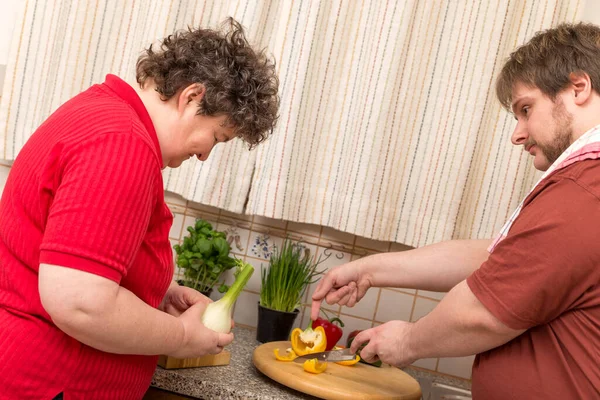 Una Donna Mentalmente Disabile Impara Cucinare Cucina — Foto Stock