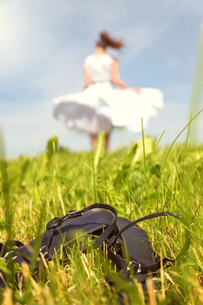 Femme Avec Une Robe Jupon Blanc Danse Sur Prairie Chaussures — Photo