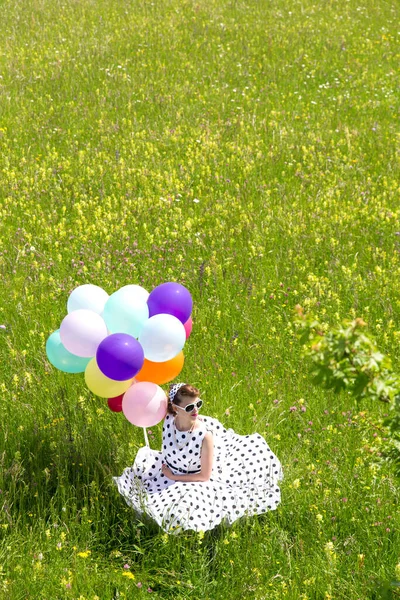 Bela Garota Pinup Com Balões Coloridos Sentados Prado Florido Topview — Fotografia de Stock