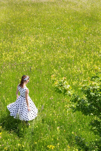 Menina Com Vestido Branco Vintage Dos Anos Cinquenta Banda Cabelo — Fotografia de Stock