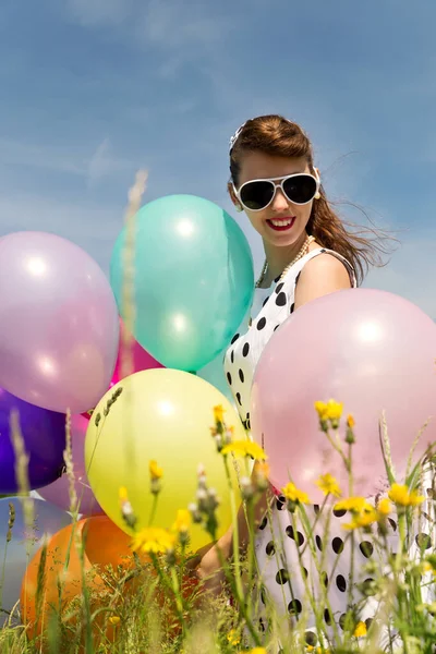 Attractive Rockabilly Girl Sunglasses Suicide Roll Dotted Dress Fifties Balloons — Stock Photo, Image