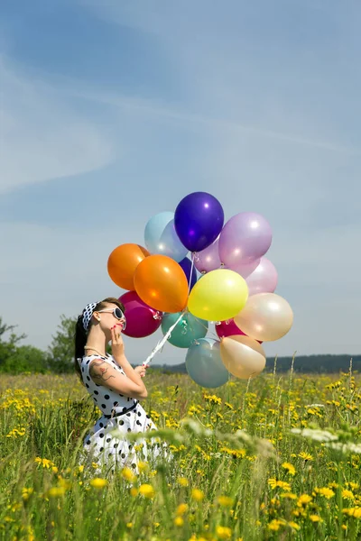Bela Mulher Vestido Pontilhado Cinquenta Monte Balões Coloridos Prado Florido — Fotografia de Stock