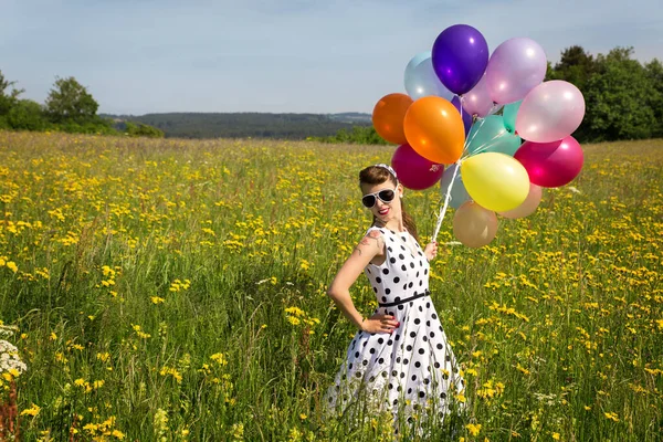 Bela Garota Pinup Com Balão Colorido Prado — Fotografia de Stock