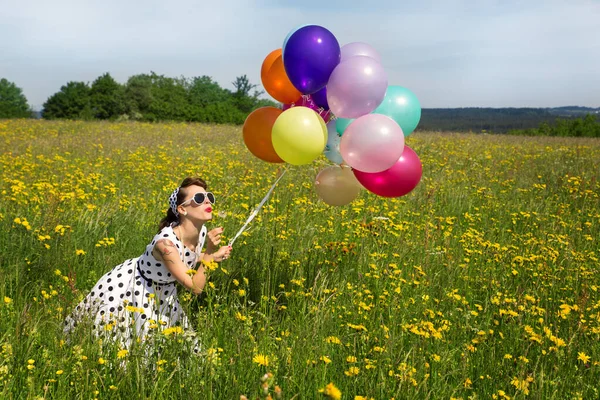 Jovem Pinup Menina Com Vestido Pontilhado Petticoat Balões Coloridos Soprando — Fotografia de Stock