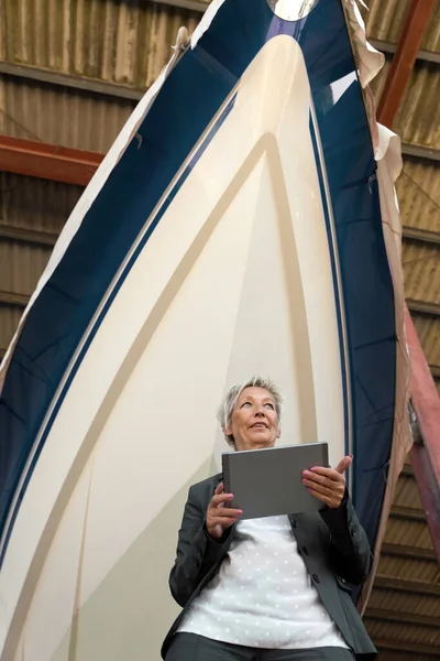 Donna Affari Con Una Tavoletta Davanti Una Barca Cantiere Navale — Foto Stock
