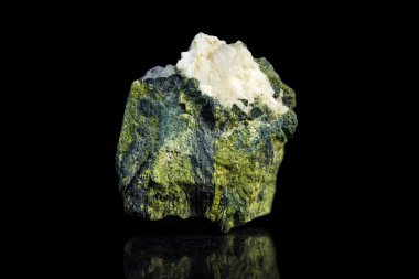 Aventurine kuvarsı siyah bir arkaplan önünde, alternatif bir şifa için değerli taş