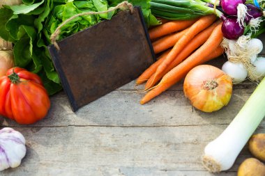 bir masada organik sebzeler, konsept organik tarım, tarım ve sağlıklı yaşam tarzı