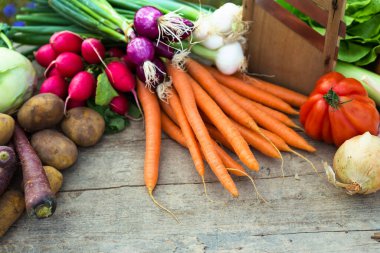 bir masada organik sebzeler, konsept organik tarım, tarım ve sağlıklı yaşam tarzı