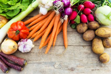 bir masada organik sebzeler, konsept organik tarım, tarım ve sağlıklı yaşam tarzı