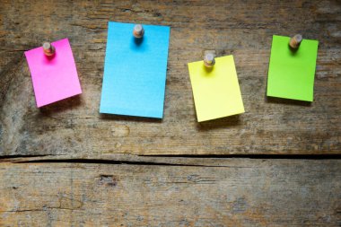 Tahta panoda dört tane boş not var.