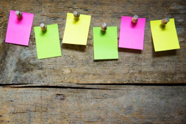 Tahta ilan tahtasında altı boş not var.