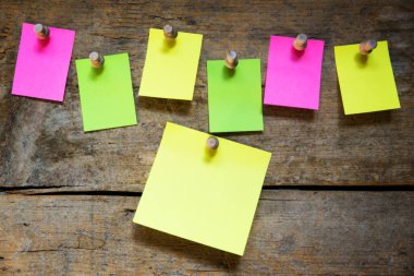 Boş notları olan ahşap uyarı tahtası